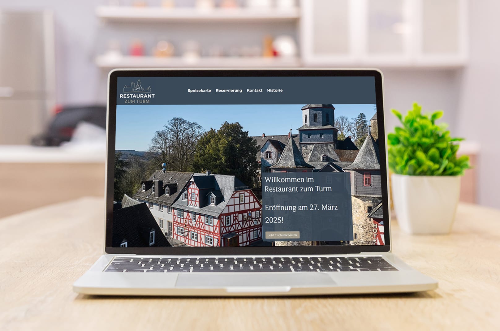 Ein Laptop Auf Einem Tisch Auf Dem Monitor Ist Die Webseite Des Restaurants Zu Sehen